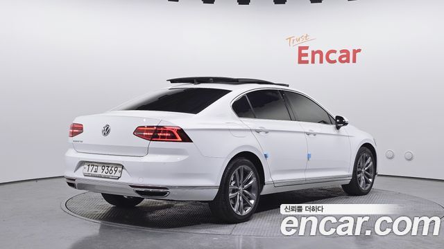 Volkswagen Passat 2018 — photo 2