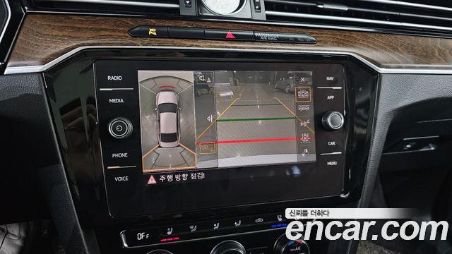 Volkswagen Passat 2018 — photo 17