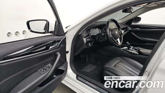 BMW 5-Series 2018 — photo 10