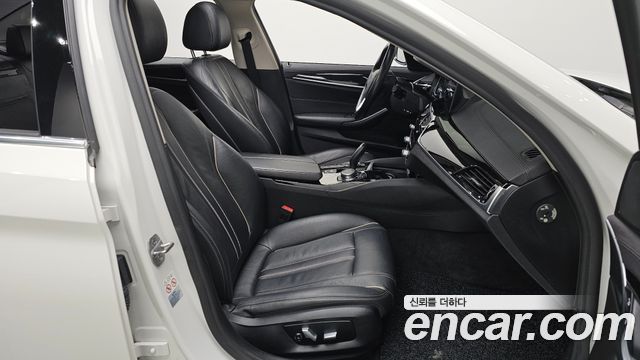 BMW 5-Series 2018 — photo 11