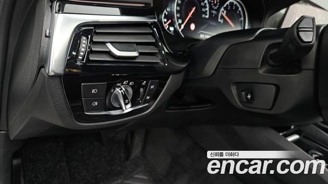 BMW 5-Series 2018 — photo 18