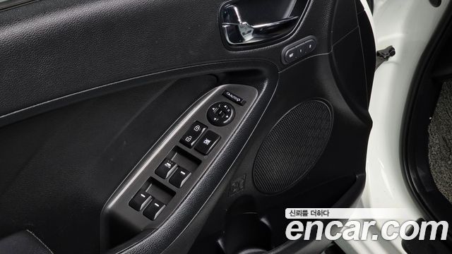 Kia K3 2015 — photo 17