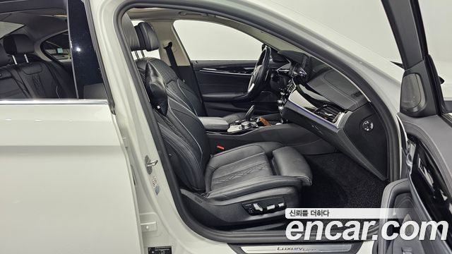 BMW 5-Series 2021 — photo 10