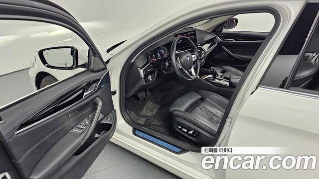 BMW 5-Series 2021 — photo 11