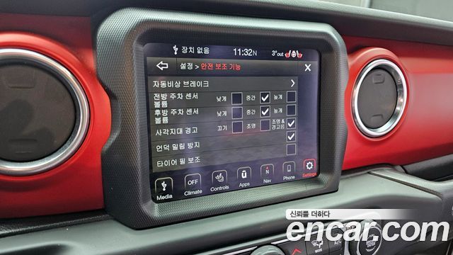 Jeep Wrangler 2021 — photo 16