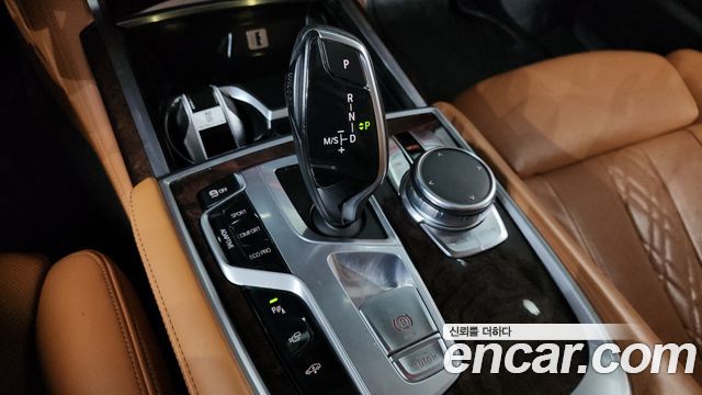 BMW 7-Series 2016 — photo 9
