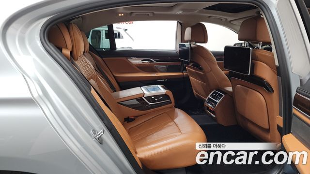 BMW 7-Series 2016 — photo 12