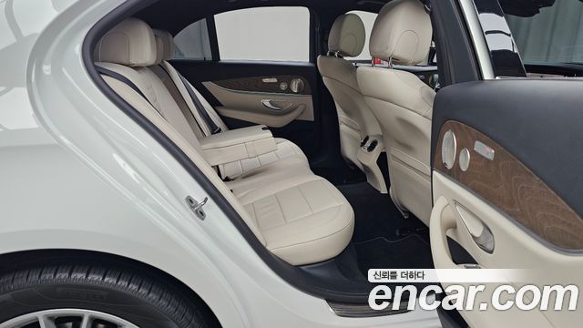Mercedes-Benz E-Class 2022 — photo 12