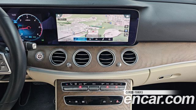 Mercedes-Benz E-Class 2022 — photo 15