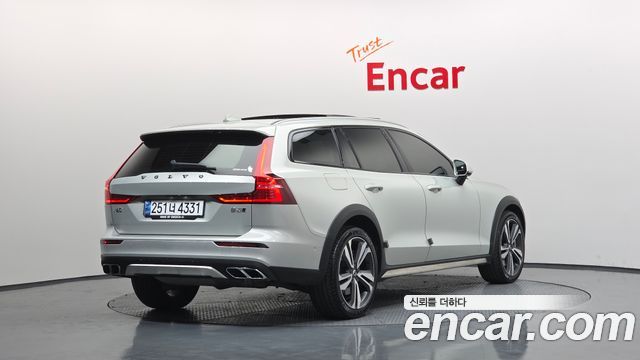 Volvo V60 2021 — photo 2