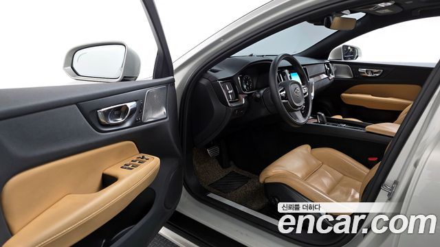 Volvo V60 2021 — photo 10