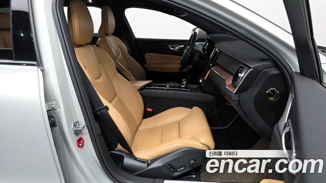 Volvo V60 2021 — photo 11