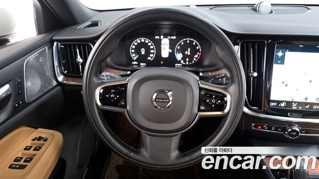 Volvo V60 2021 — photo 13
