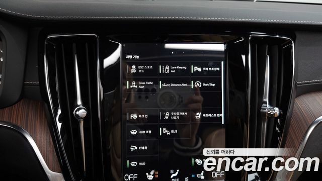 Volvo V60 2021 — photo 17