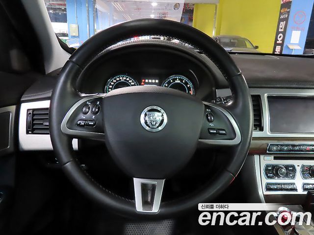 Jaguar XF 2013 — photo 10