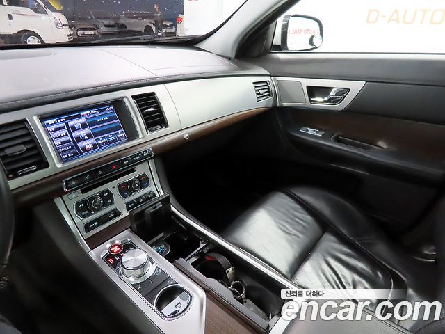 Jaguar XF 2013 — photo 11