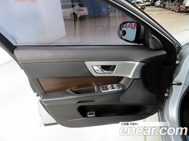 Jaguar XF 2013 — photo 14