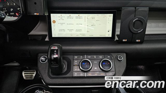 Land Rover Defender 2022 — photo 12
