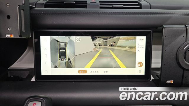 Land Rover Defender 2022 — photo 13