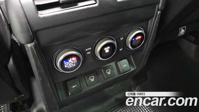 Land Rover Defender 2022 — photo 19