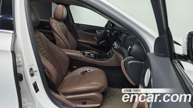 Mercedes-Benz E-Class 2020 — photo 10