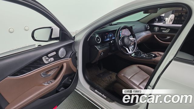 Mercedes-Benz E-Class 2020 — photo 11