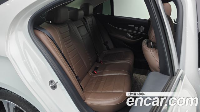 Mercedes-Benz E-Class 2020 — photo 12