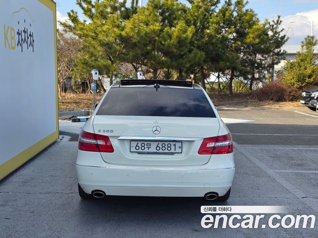 Mercedes-Benz E-Class 2012 — photo 4