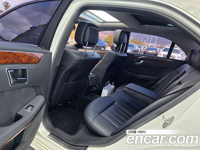 Mercedes-Benz E-Class 2012 — photo 7