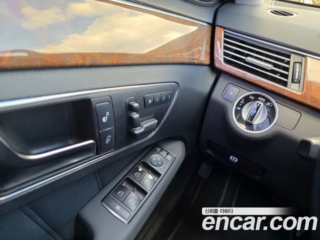 Mercedes-Benz E-Class 2012 — photo 8