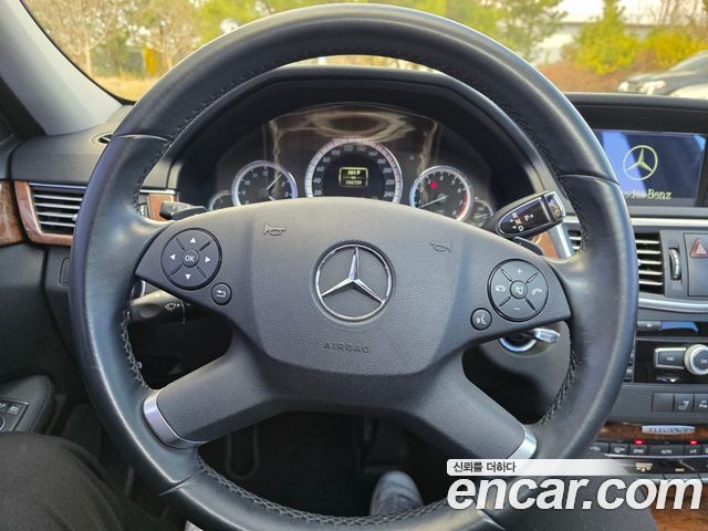 Mercedes-Benz E-Class 2012 — photo 9