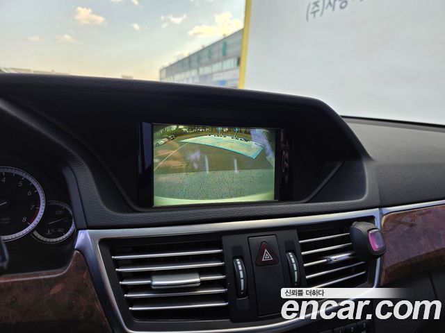 Mercedes-Benz E-Class 2012 — photo 13