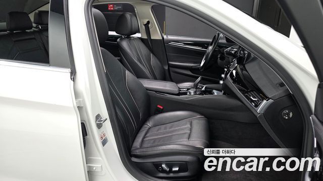 BMW 5-Series 2018 — photo 10