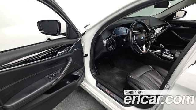 BMW 5-Series 2018 — photo 11