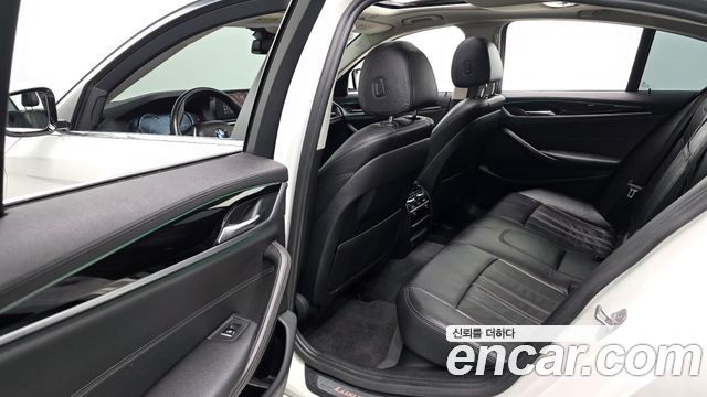 BMW 5-Series 2018 — photo 12