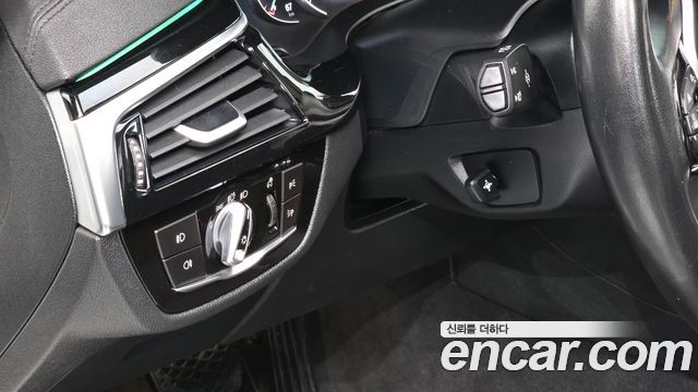 BMW 5-Series 2018 — photo 16
