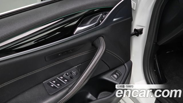 BMW 5-Series 2018 — photo 17