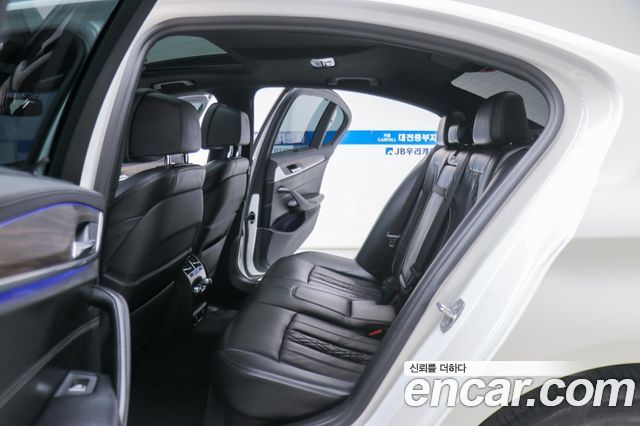 BMW 5-Series 2018 — photo 10