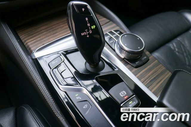 BMW 5-Series 2018 — photo 16