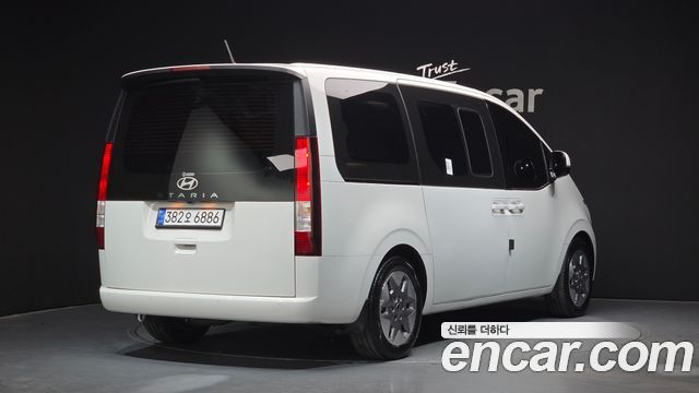 Hyundai Staria 2025 — photo 2