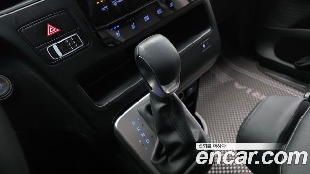 Hyundai Staria 2025 — photo 9