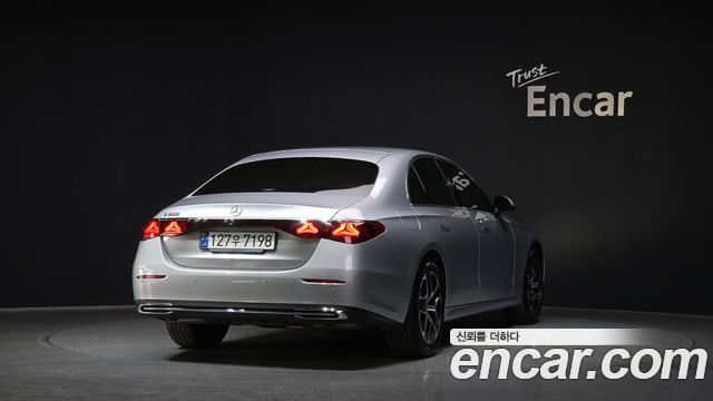 Mercedes-Benz E-Class 2025 — photo 2