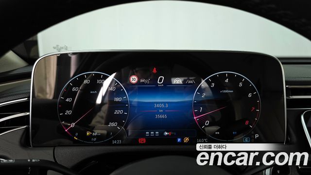 Mercedes-Benz E-Class 2025 — photo 8