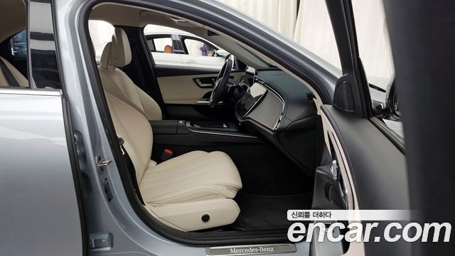 Mercedes-Benz E-Class 2025 — photo 11