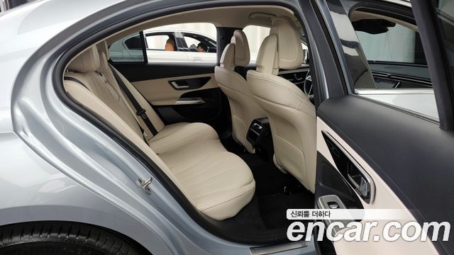 Mercedes-Benz E-Class 2025 — photo 12
