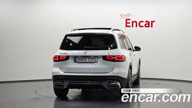 Mercedes-Benz GLB-Class 2021 — photo 4