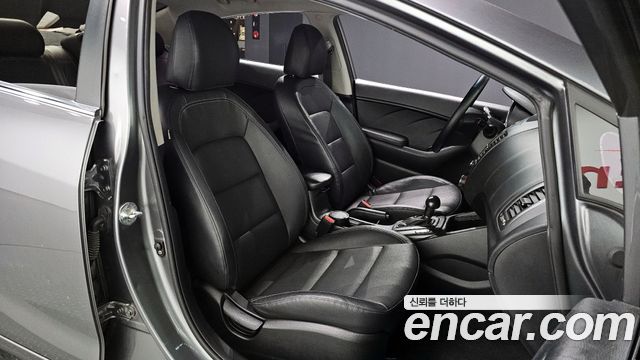 Kia K3 2015 — photo 10