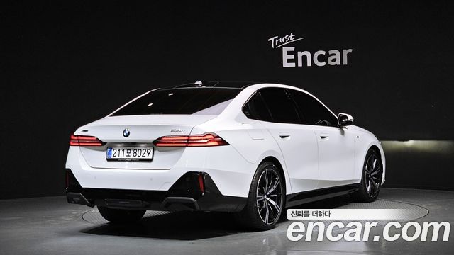 BMW 5-Series 2025 — photo 2