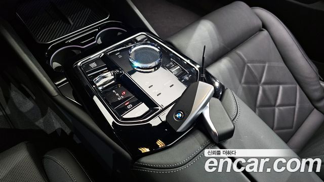 BMW 5-Series 2025 — photo 9