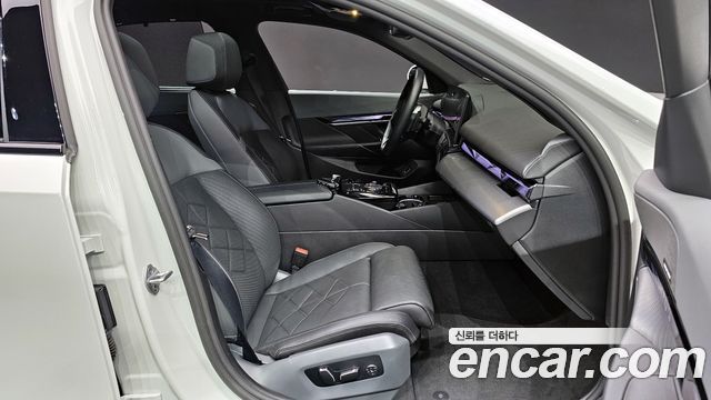 BMW 5-Series 2025 — photo 10